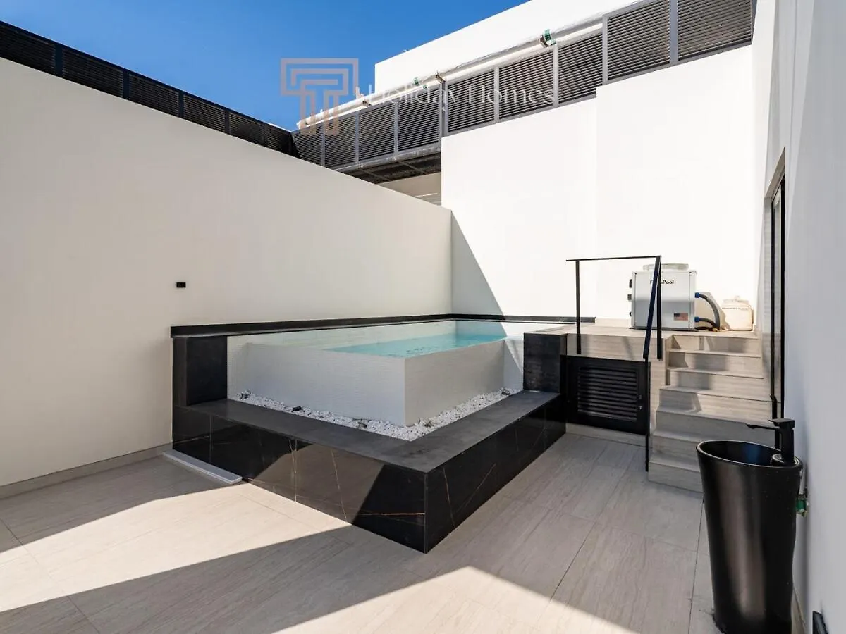 Apartment With Private Pool, Spacious Living Room Dubai 0*,