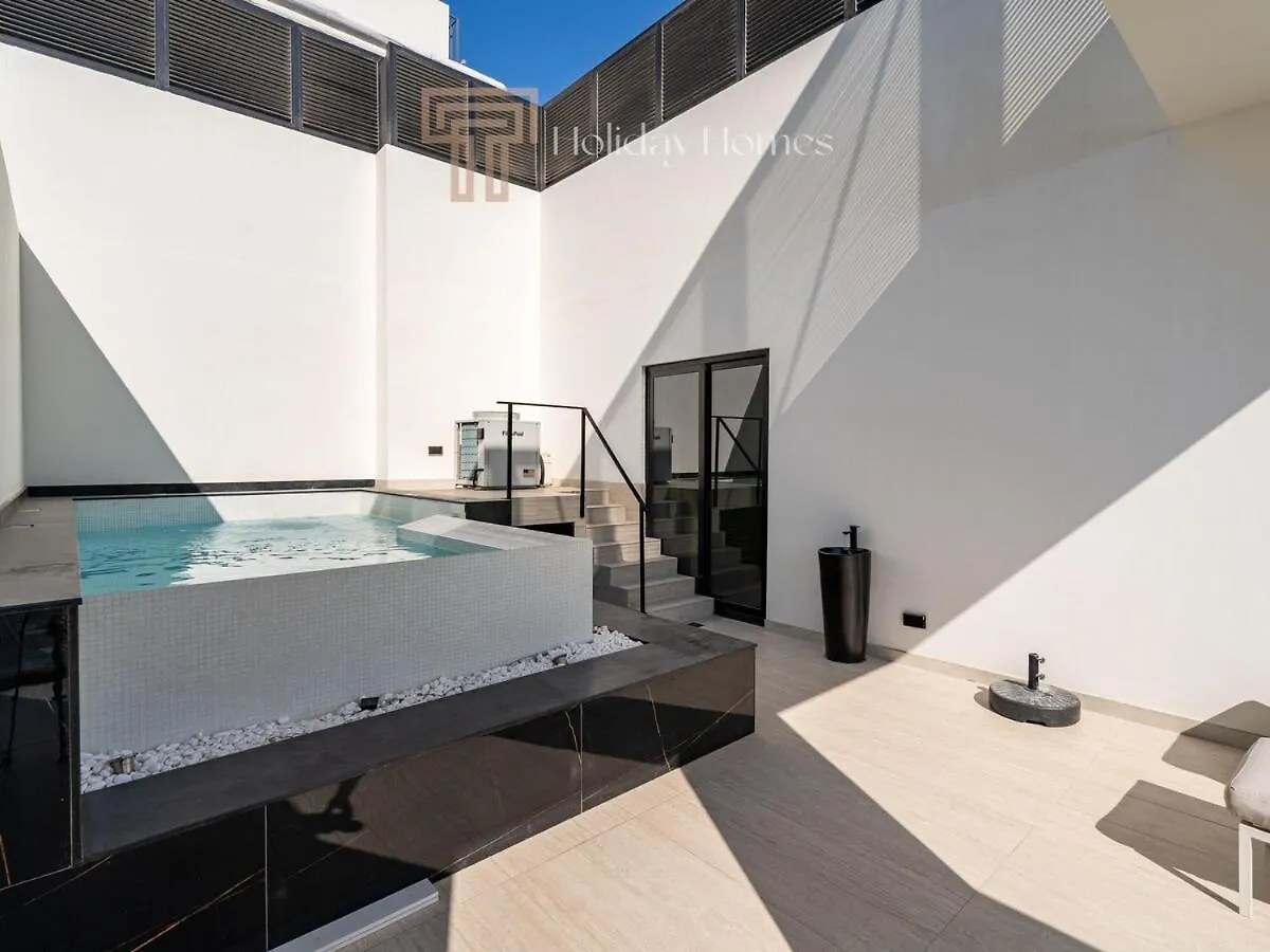 Apartment With Private Pool, Spacious Living Room Dubai