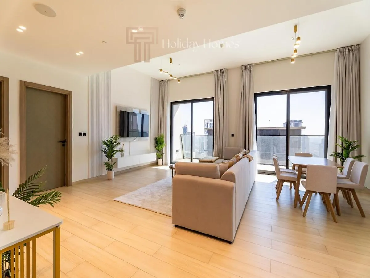 Apartment With Private Pool, Spacious Living Room Dubai